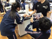 ばねばかりにおもりをつけ、「ばねののび」を記録しています