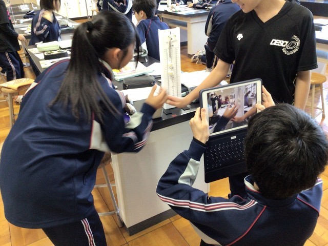 ばねばかりにおもりをつけ、「ばねののび」を記録しています